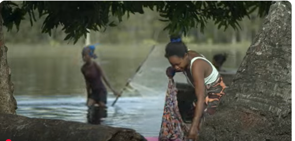 21.25 Une famille au cœur du canal des Pangalanes  de Fred Bouvier  Dans l’Océan Indien, sur la côte Est de Madagascar, je suis le Canal des Pangalanes. Je commence au nord à Tamatave, chef-lieu de cette région, puis je longe le littoral vers le sud jusqu’à Farafangana, 650 km plus loin à l’abri des vents et de la forte houle de l’Océan Indien.