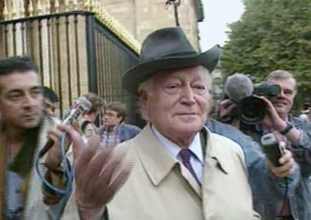 Maurice Druon quitte le tribunal après sa déposition / Archives F2