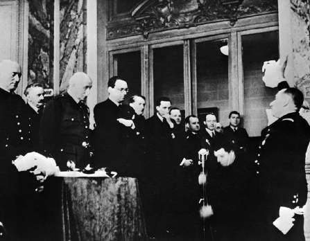 Les préfets prêtent serment à Philippe Pétain en 1941 / Archives Keystone