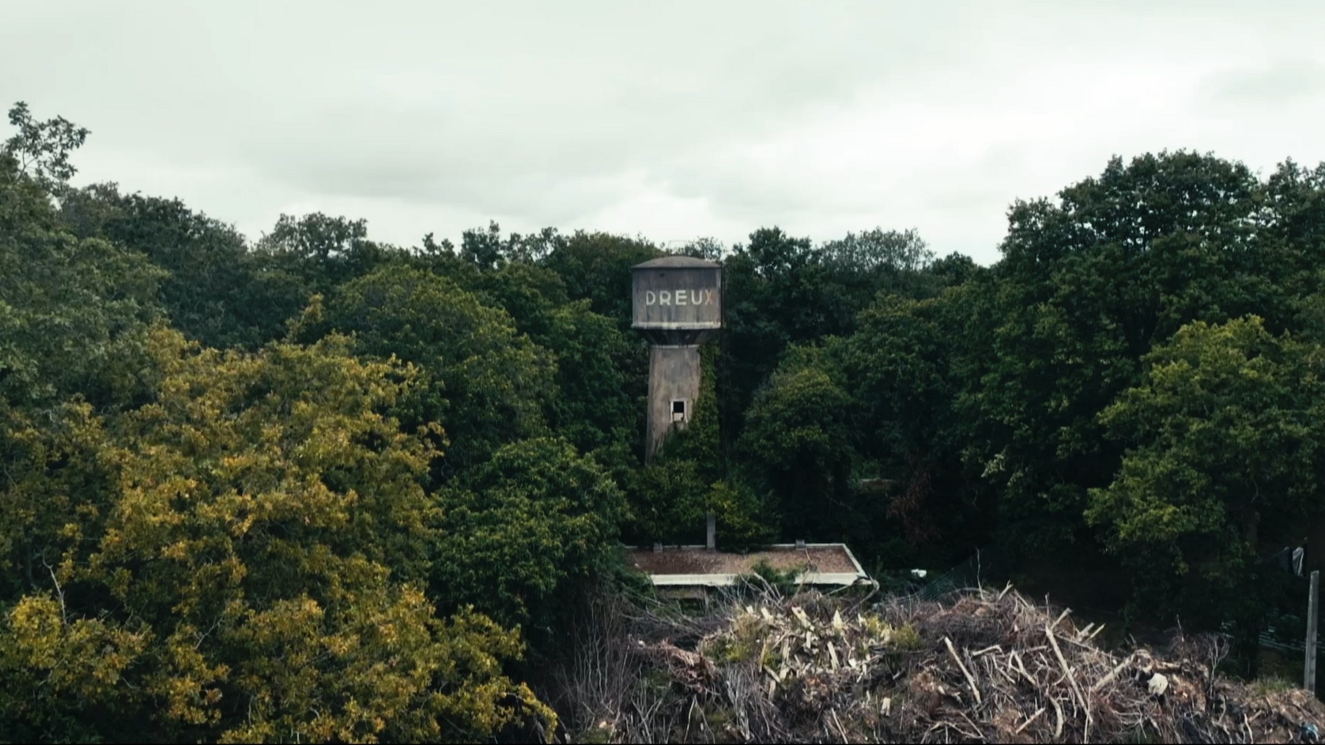Au cœur du bois de la Muette, à Dreux, des travaux de réhabilitation sont engagés sur plusieurs kilomètres de ruines. Le site des Bas Buissons, autrefois occupé par l'un des plus grands sanatoriums de France, est au centre d'un vaste projet immobilier. Construit en 1928 et laissé à l'abandon depuis les années 1990, cet ancien sanatorium porte en lui les histoires et les souvenirs de ceux qui y ont travaillé et séjourné. Ce documentaire nous invite à explorer ce lieu unique et historique, en ravivant les récits qui lui sont attachés.
