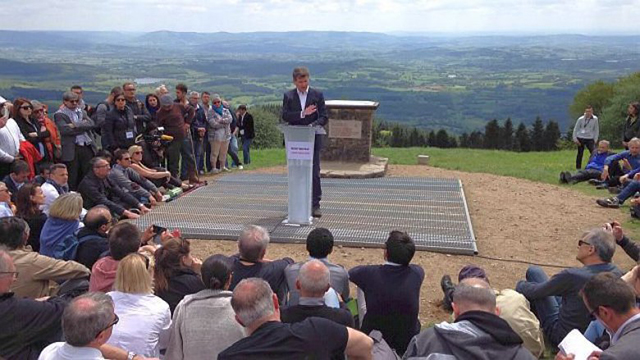 A. Montebourg au Mont Beuvray - Photo Amélie Sicaud-Douay