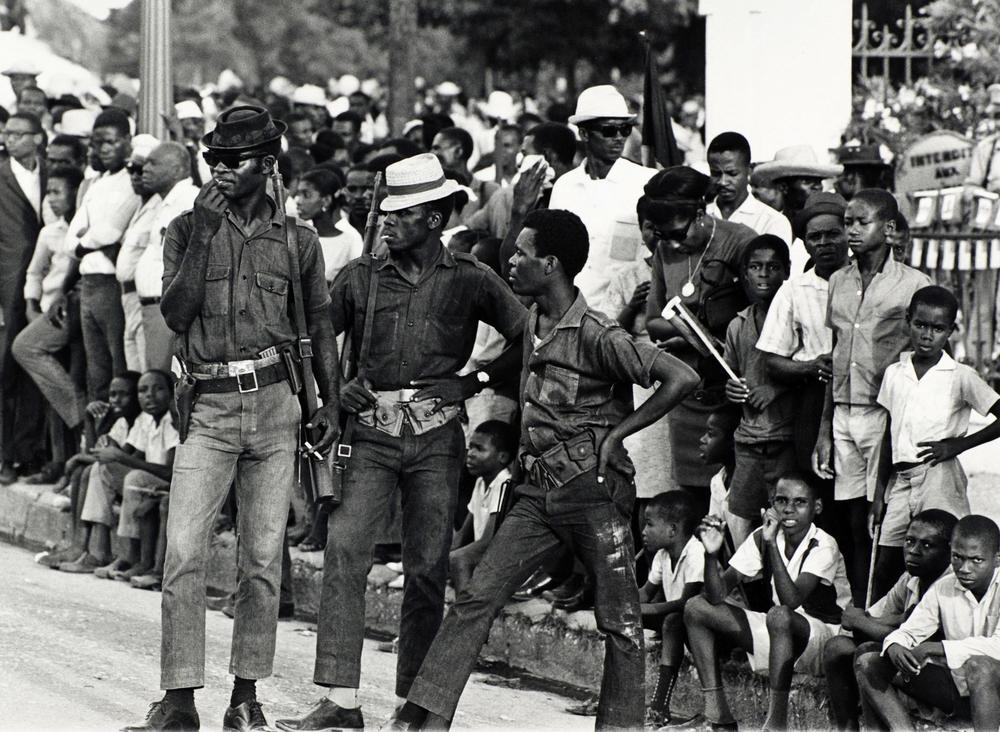 Membres de "Tonton Macoute", milice paramilitaire des "Volontaires de la Sécurité Nationale", police secrète sous la dictature du président François Duvalier (1907-1971). Haïti, 1969.  © Jason Laure/The Image Works/Roger-Viollet
