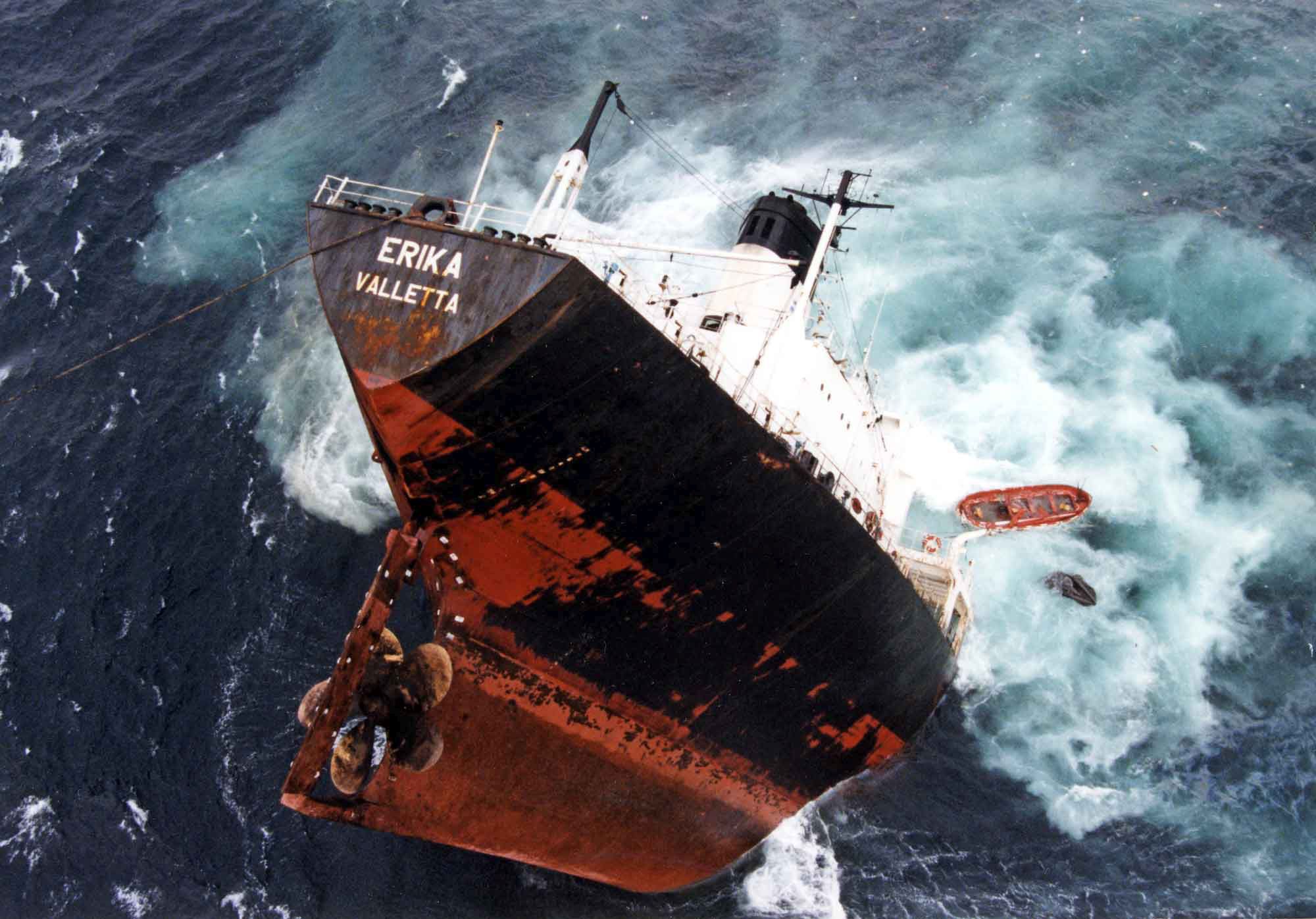 Я тону на корабле. Крушение танкера Торри каньон. Великие морские катастрофы 20 века. Танкер Amoco Cadiz. Тонущий корабль.