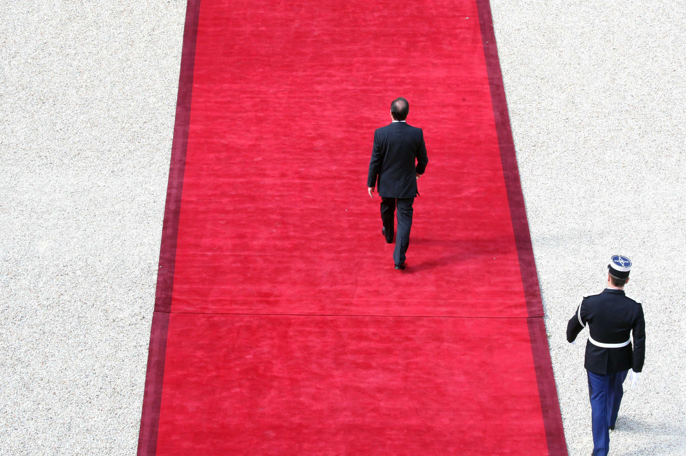 François Hollande sur le tapis rouge de l'Elysée, le jour de son investiture