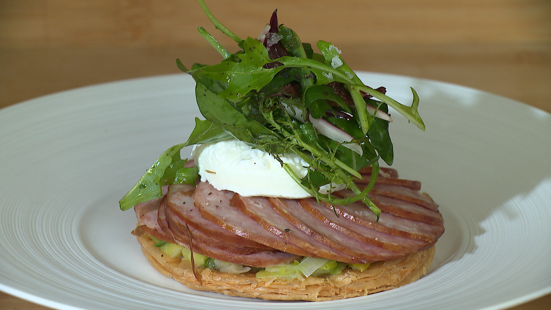 tarte fine à la Morteau, étuvée de poireaux et œuf poché