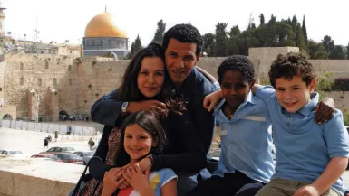 Yaël ABECASSIS (Yaël Harrari) et Roschdy ZEM (Yoram Harrari) Réalisation : Radu Mihaileanu - France, 2005