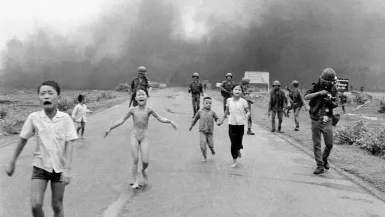 La petite fille au napalm, histoire d'une photographie