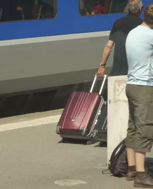 Jeunes amoureux sur le quai