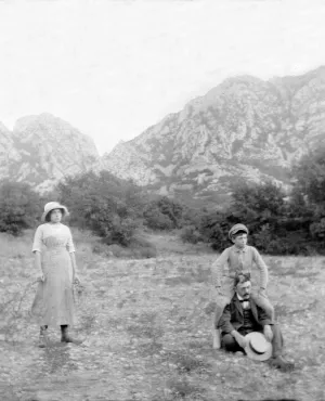 Jean Moulin sur les épaules de son père en 1912 dans les Alpilles © Droits réservés Famille Jean Moulin