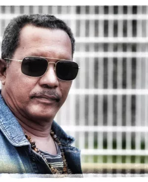 ©Zycopolis Productions « LOÏC LERY, DE FLINGUE AU STYLO » ©Zycopolis Productions/ Loïc Lery devant la maison d'arrêt  Fleury-Mérogis