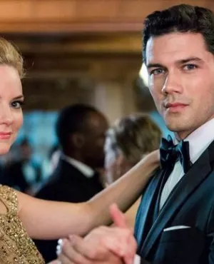 Une jeune enseignante, reconvertie dans la présentation de chiens dans des expositions canines, fait la connaissance d'un juge réputé.