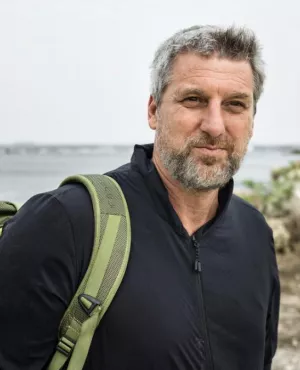 AU BOUT C'EST LA MER Sur tous les continents, il existe des fleuves mythiques, de véritables appels à prendre le large. Ils sont la source des plus grandes civilisations, le refuge de peuples oubliés, un poumon économique et culturel, et de merveilleux  éco-systèmes.