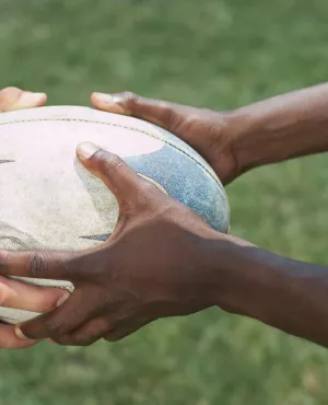 Le rugby sur France 3 Provence-Alpes-Côte d'Azur  Joueurs de rugby tenant un ballon