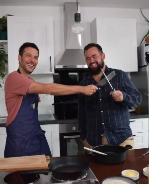 Grégory Cuilleron et Benjamin en cuisine