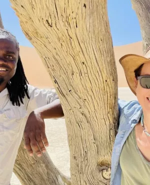 Terre de beauté et de contraste, la Namibie est un véritable joyau kaléidoscopique d’Afrique australe. L’immensité du désert du Namib et la diversité de sa faune sauvage, attirent chaque année des voyageurs désireux de découvrir un pays africain moins connu que la Tanzanie et le Kenya voisins