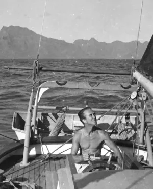 LA DERNIERE TRAVERSEE Robbie sur le Varua, son bateau qu’il a lui même construit dans son chantier naval