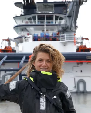 Marine devant l'abeille