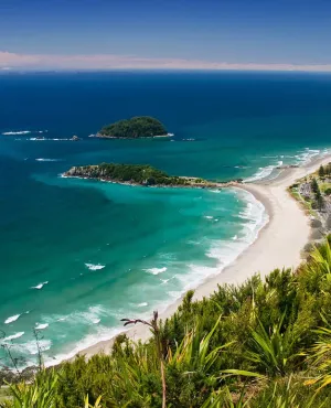 L'île du nord de la Nouvelle-Zélande est une mosaïque de paysages exceptionnels, peuplés de geysers, de vallées fumantes et de cônes volcaniques.