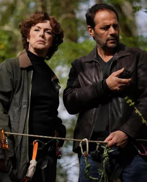 Lors d'une fête au Château de La Rochefoucauld, le beau-fils du Duc et de la Duchesse de l'Essile est assassiné à l'aide d'un peigne. Le Commandant Alex Meurisse est chargé de l'enquête.