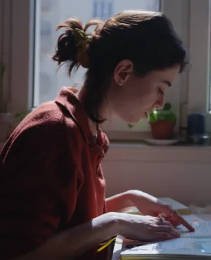Cléo Bullier  lit son journal intime dans le documentaire Les tempêtes, vivre avec le trouble dysphorique prémenstruel,