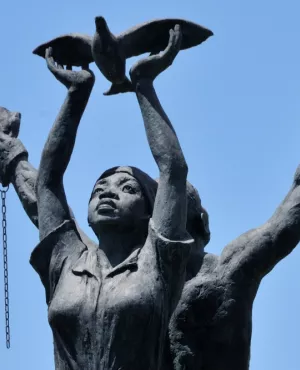 Statue "Les marrons de la liberté" du guyanais Lobie Cognac érigée au rond-point Adélaïde Tablon à Rémire-Montjoly (Guyane)