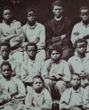 Archipels : UNE ENFANCE EN PRISON "Le pénitencier de l'Îlet à Guillaume" "Information en préambule du documentaire" Lancée il y a une dizaine d'années, la réalisation de ce documentaire s'est trouvée interrompue suite au décès tragique de son co-auteur, l'historien Sudel Fuma. Ayant pu relancer le projet, nous avons eu le privilège, une décennie plus tard, de mener à son terme cette création audiovisuelle. Nous dédions ce film au regretté Sudel Fuma.  Résumé : Le 8 mars 1869, une colonie pénitentiaire pour jeunes détenus est ouverte à l'île de La Réunion. Il s'agit d'un bagne po