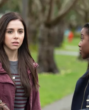 AU CŒUR DU SECRET - TELEFILM Une adolescente qui a bénéficié d'une greffe cardiaque cherche à en savoir plus sur son donneur, une jeune femme morte dans des circonstances troubles.