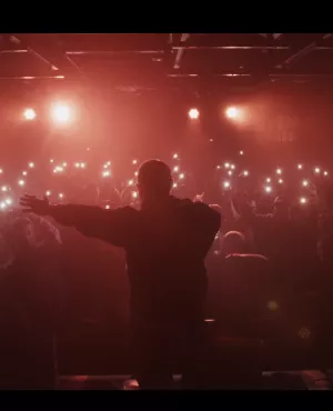 Rap Odysées-maydo scene dos © France Télévisions – Les Films Jack Fébus – Revue Far Ouest – Grand Angle Productions