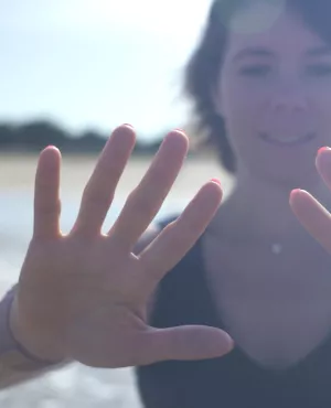 Jennifer quelques semaines après son opération du cerveau Enquête de santé : réparer le cerveau