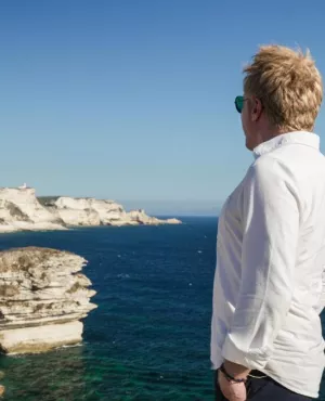 De ses anciens villages de pêcheur sur la Côte Bonifacienne à ses cités médiévales nichées aux pieds des chaînes montagneuses, la Corse du Sud, de village en village pourrait se résumer en un mot :  authenticité.