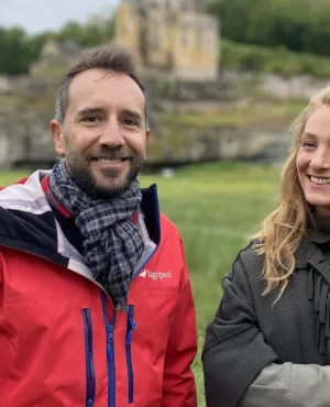 Ismaël se promène sur les routes de campagne du Périgord en direction de Saint-Amand de Coly, classé parmi les « Plus beaux villages de France ». Il est accompagné par Aude, Fille de Hubert de Commarque et propriétaire du château qui souhaite lui faire découvrir son Périgord de coeur.