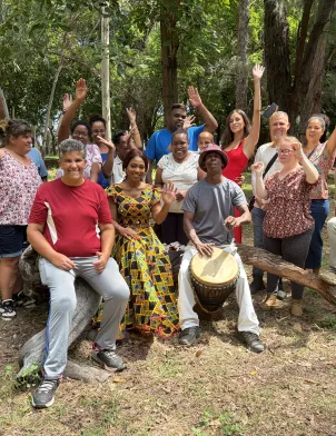 Pendant deux mois, l’émission Allon Kozé a pris vie comme une parenthèse hors du temps, une aventure humaine intense portée par l’énergie lumineuse de Léa Euphrosine. À ses côtés, une trentaine de personnes vivant avec un handicap et accompagnées au quotidien par l’ALEFPA, ont relevé un défi aussi audacieux qu’émouvant : réaliser douze interviews, douze rencontres, douze instants de vérité.