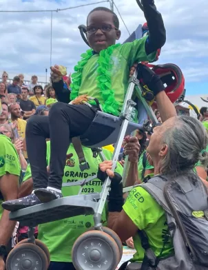 Lors du Grand Raid, c’est sans doute la course qui suscite le plus d’émotion. Chaque année, des porteurs de handicap participent à l’aventure grâce aux joëlettes, ces fauteuils roulants tout-terrain conçus pour la randonnée. 