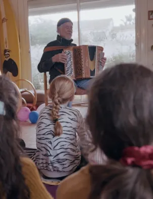 Comment se (re)trouver quand on est déraciné ? 🤔 Découvrez l'histoire de René Lacaille et de ses enfants, une lignée de musiciens hors-norme qui portent haut la culture créole à travers le monde ! 🗺️🎤