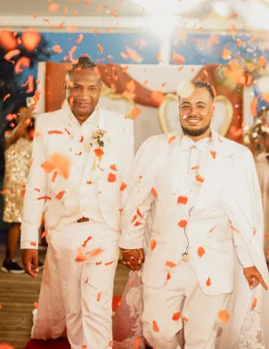 Épisode : n°4 - Le Mariage de Eymerick et de Fabrice Un amour qui s'écrit enfin au grand jour ! ❤️🌈   Samedi 28 février à 19h50 sur Réunion la 1ère, plongez-vous au cœur de l'histoire d'Eymerick et Fabrice dans "Lamour lé Dou".  Rocaya nous emmène à la rencontre de Eymerick et Fabrice. Si leur relation s'est construite sur plusieurs années, leur vie commune est récente, puisqu'ils partagent le même toit depuis un an.