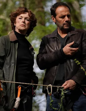 Lors d'une fête au Château de La Rochefoucauld, le beau-fils du Duc et de la Duchesse de l'Essile est assassiné à l'aide d'un peigne. Le Commandant Alex Meurisse est chargé de l'enquête.