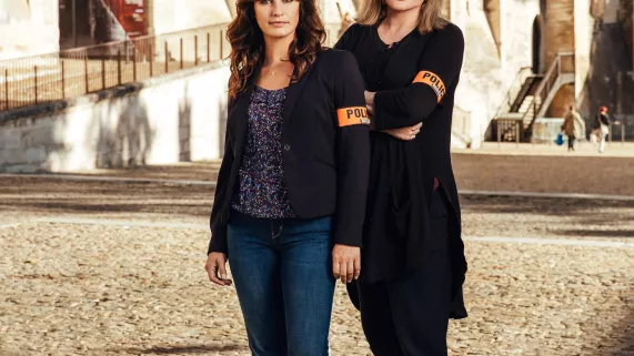 Laëtitia Milot (le commandant Julie Ravel) et Catherine Jacob (le commandant Laurence Ravel) devant le Palais des papes