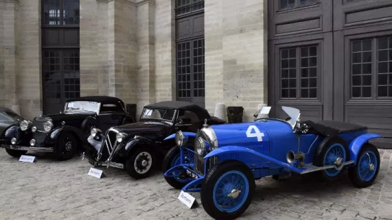En bleu une Lorraine Dietrich