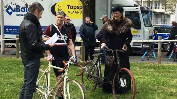 Emmanuel et les personnes d'Anjou Vélo Vintage