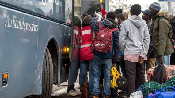 migrants au départ de la "jungle" de Calais le 27 octobre vers  les centres d'hebergements