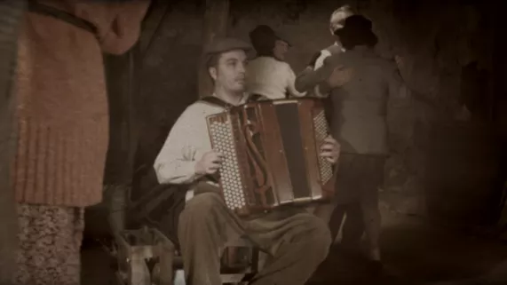 Accordéoniste assis