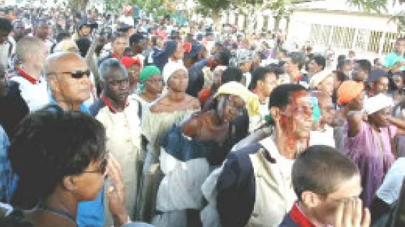 arrivée des prisonniers ensanglantés, désarmés...@pageguadeloupedépartemental