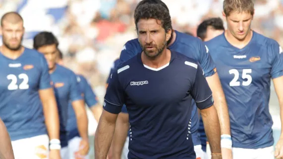 Vincent Etcheto avec les joueurs de l'Aviron Bayonnais