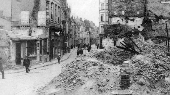 Les bâtisseurs de la zone rouge