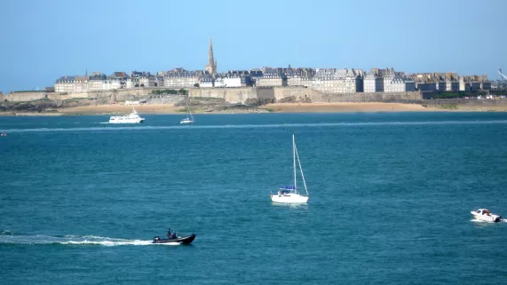 © Eclectic Productions Vue sur Saint-Malo depuis la mer dans Des racines & des ailes