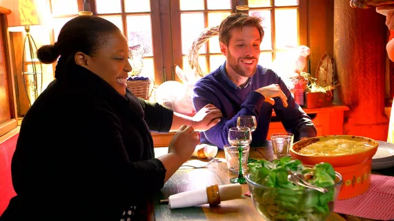Baeckeoffe au menu pour Zola et Greg. © Terminal9 LA TOURNEE DES POPOTES