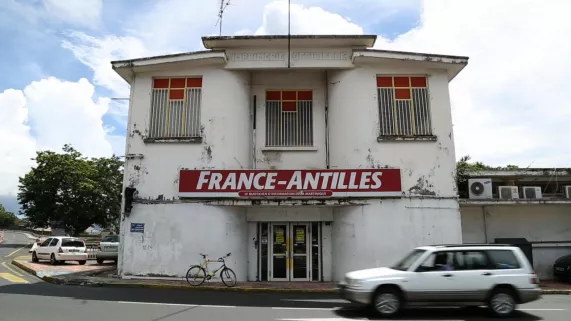 HISTOIRE DE MEDIAS SOUS INFLUENCE DES JOURNAUX ET DES AFFAIRES #REUNION 1ERE