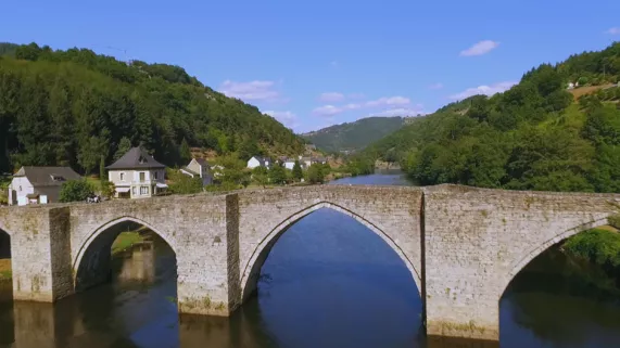 Le pont d'Entraygues  Le pont d'Entraygues