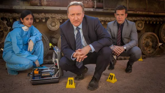 © All3media international & Bentley Productions - photographe : Mark Bourdillon Photo extraite du premier épisode de la 19e saison d'Inspecteur Barnaby, avec Manjinder Virk, Neil Dudgeon, Nick Hendrix