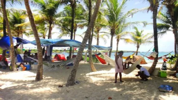 RADIO - "LA BANDE A BODÈ" visuels camping plage @dealguadeloupe